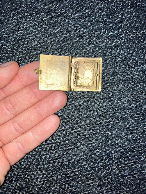 Antik viktoriansk bokmedaljong i guld – 1800-tal, flera fack, sällsynt samlarobjekt