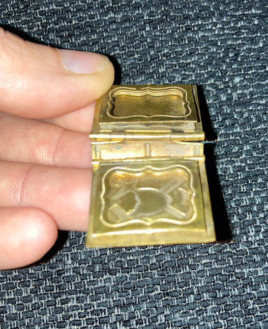 Antik viktoriansk bokmedaljong i guld – 1800-tal, flera fack, sällsynt samlarobjekt